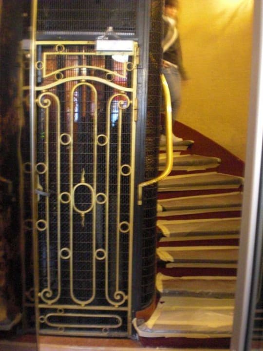 Treppenaufgang und Aufzug für 2 Personen Grand Hotel De L'Europe
