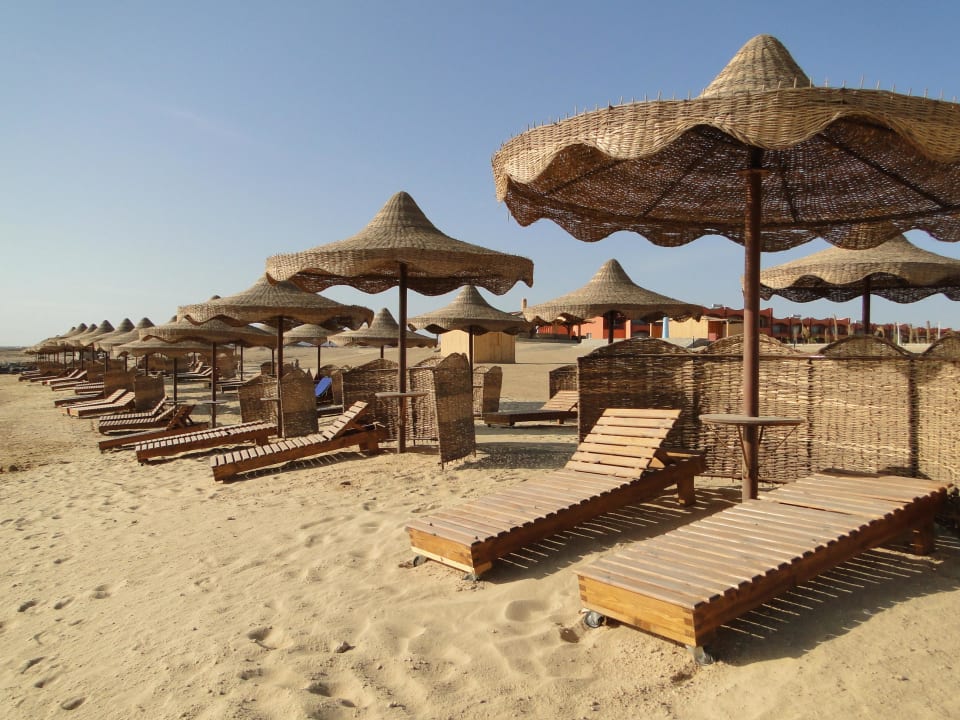 Jedem seine Liege Three Corners Happy Life Beach Resort