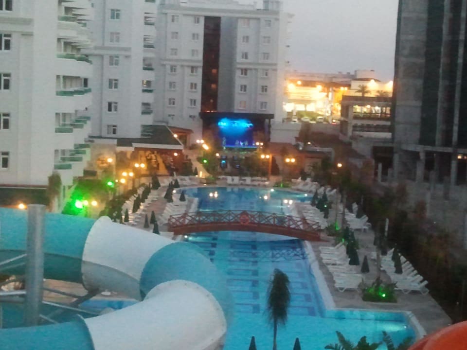 Blick auf den Pool und Bühne Wyndham Garden Lara