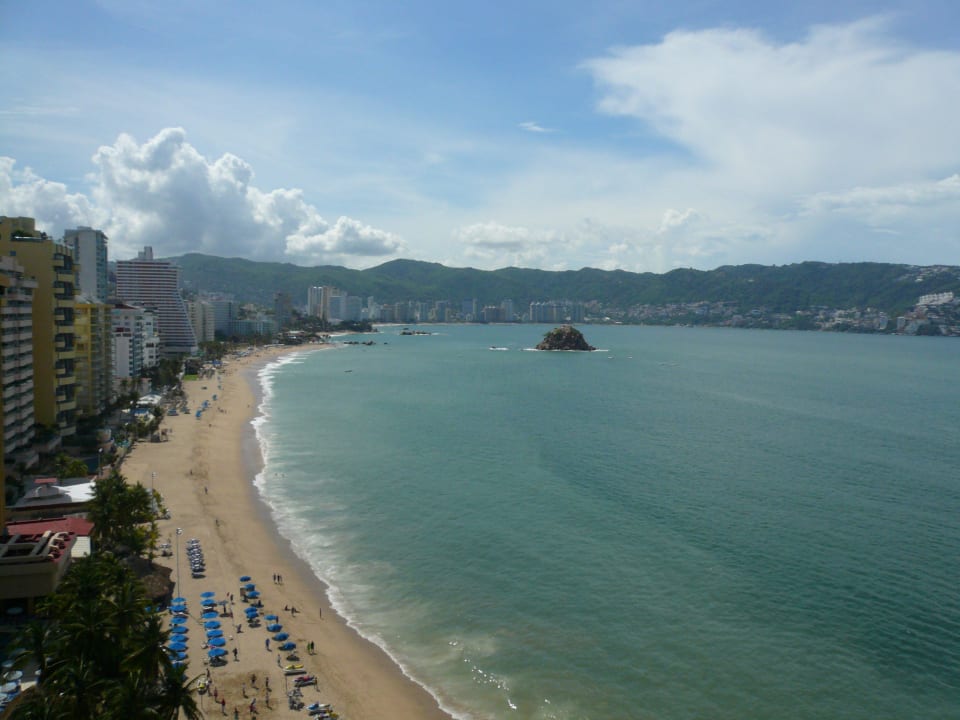 Вид на пляж с балкона номера The Laguna A Luxury Collection Resort & Spa