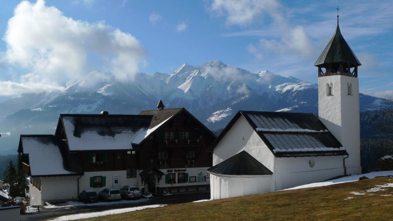 Fidazerhof und Kirche vor der Bergkulisse Hotel Fidazerhof