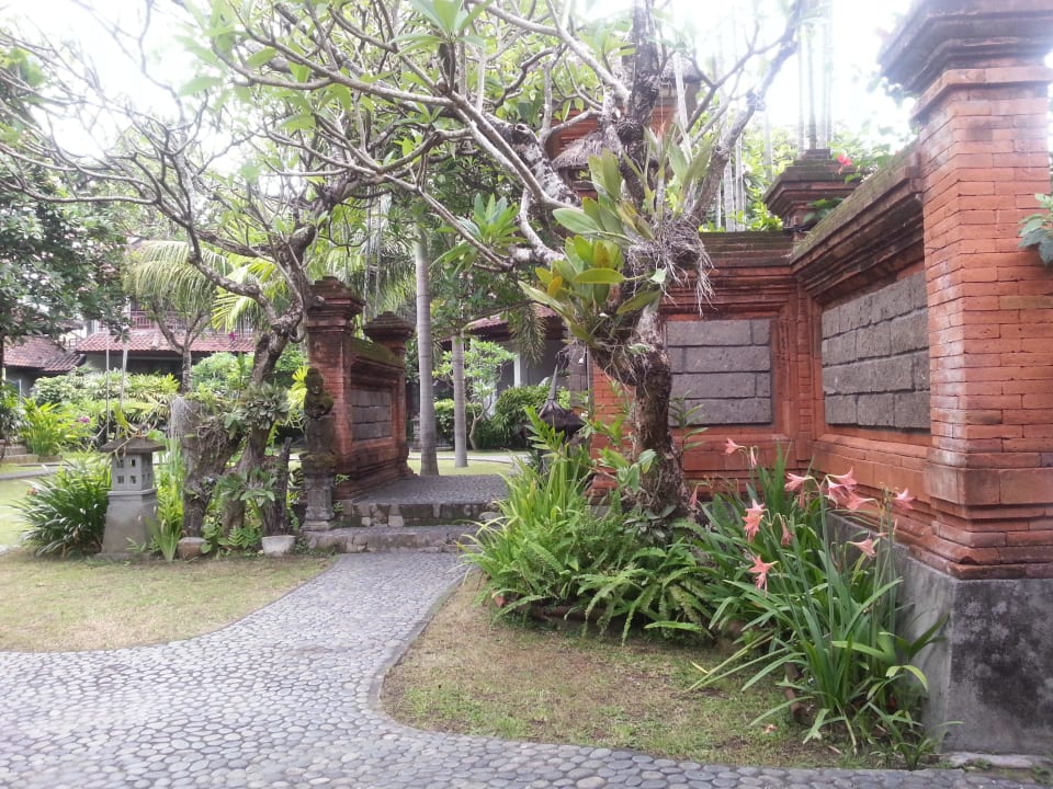 Gartenmauer Hotel Bumas