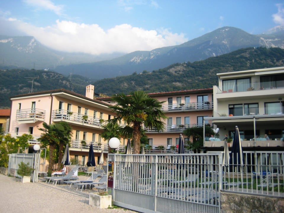 Blick vom Uferweg aus Hotel Castello Lake Front