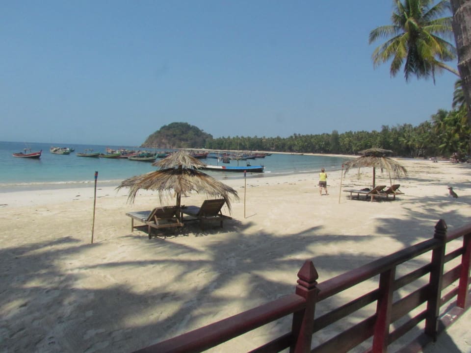 Tagsüber war es am Strand ruhig Crescent Cove Resort