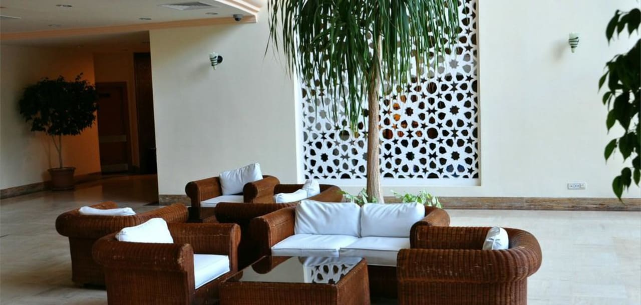 Sitzecke vor dem Juwelier Miramare Queen Hotel