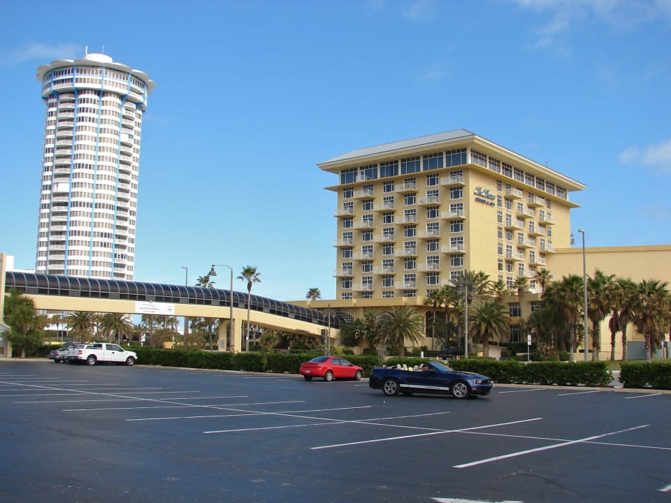 Self-Parking und Übergang zum Hotel Hotel The Shores Resort & Spa