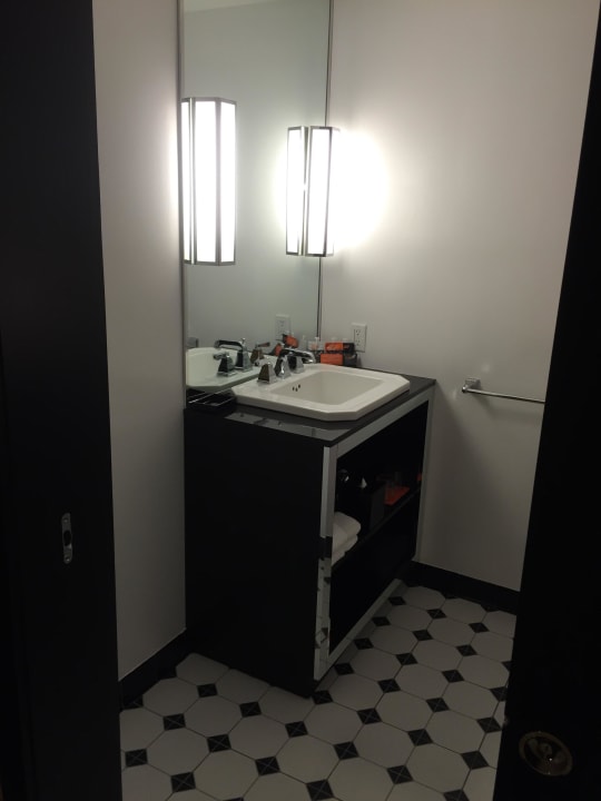 Bad, die Dusche ist gegenüber dem Waschtisch 45 Times Square Hotel