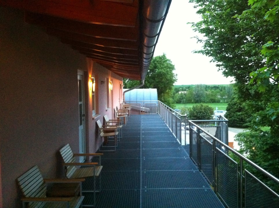 Terrasse vor den Zimmern Landhaus Schill
