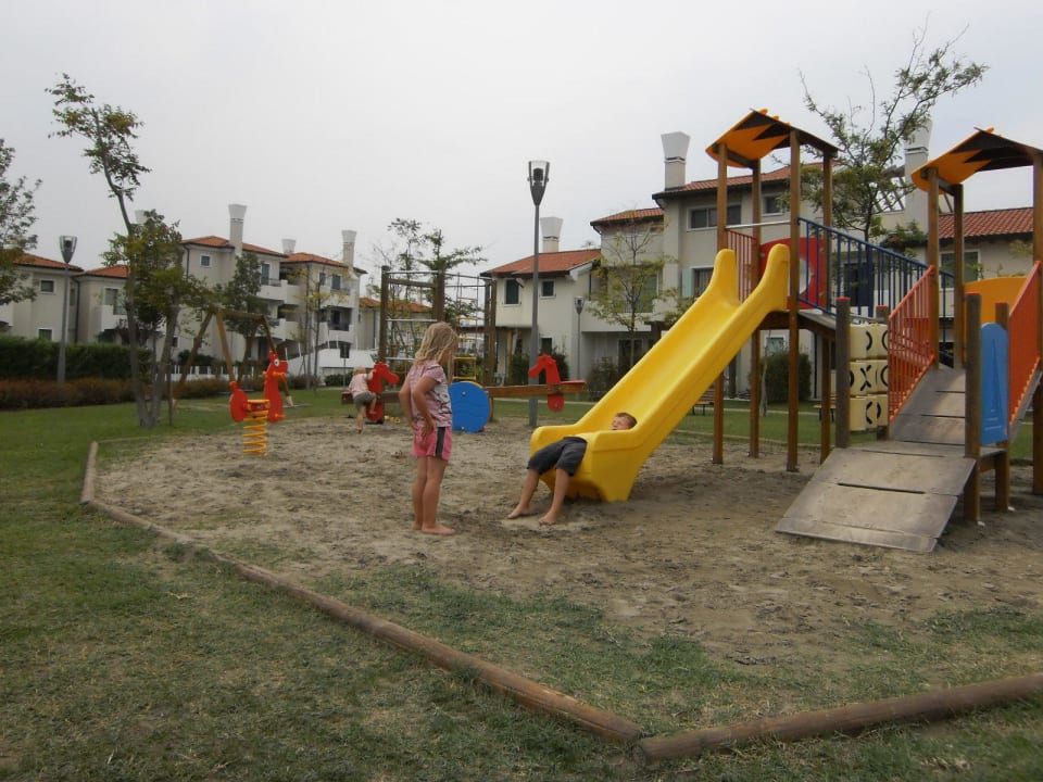 Spielplatz am Eingang vom Feriendorf Villaggio Amare