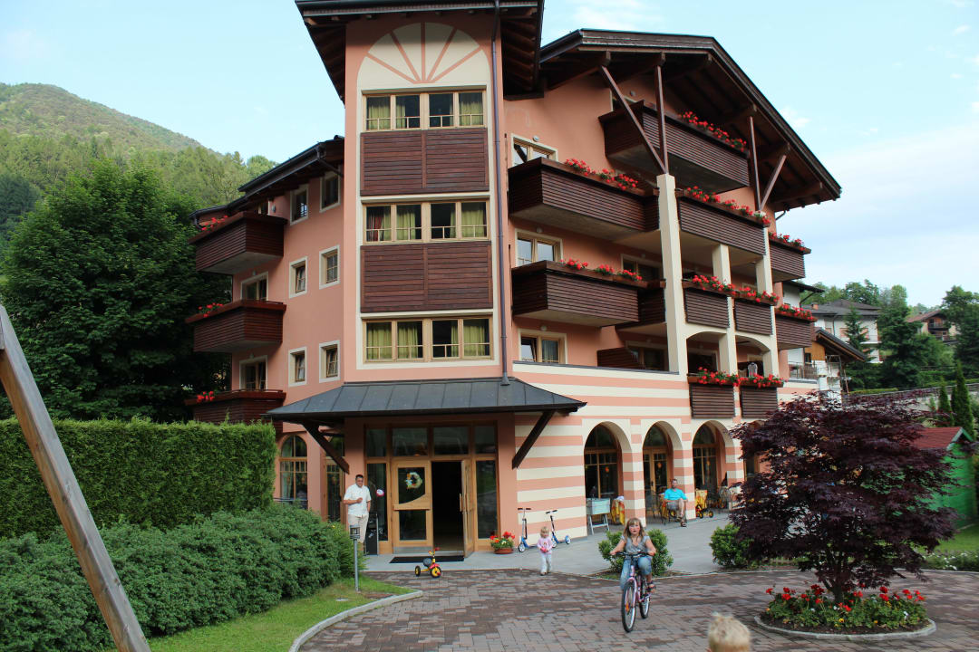 Zufahrt und Eingang zum Hotel Family Hotel Adriana