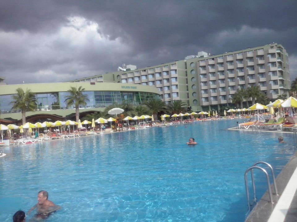 Dunkle Wolken, aber kein Regen VONRESORT Golden Coast