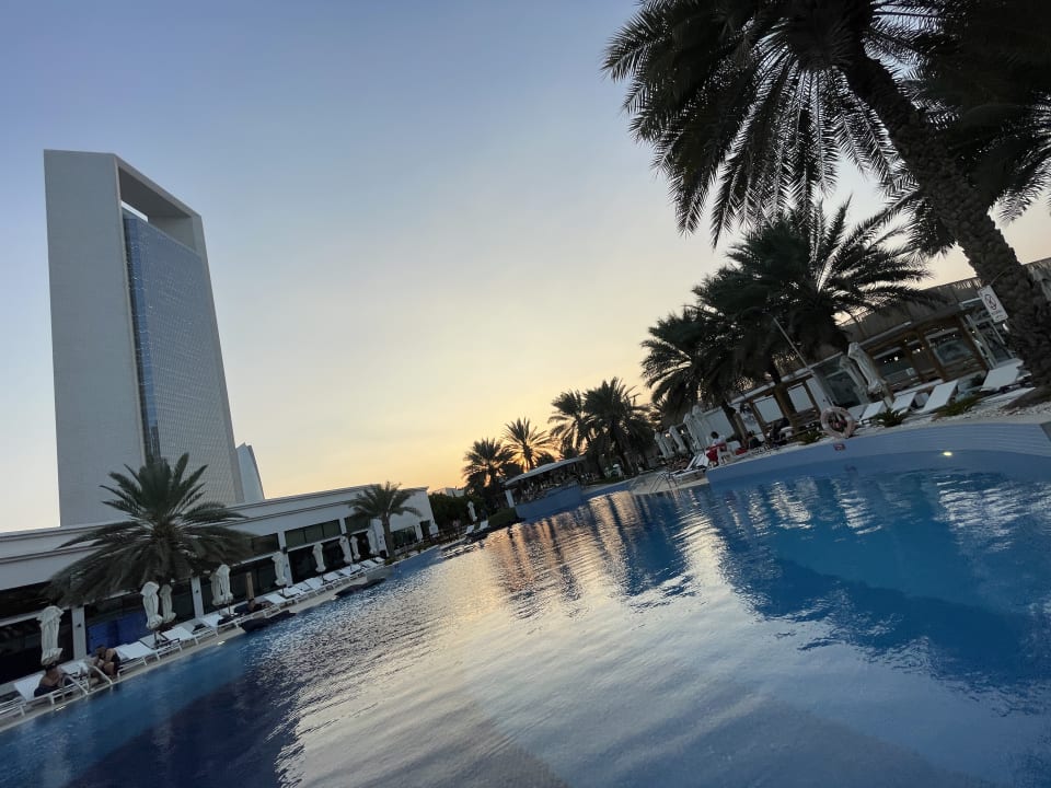 Pool Radisson Blu Hotel & Resort Abu Dhabi Corniche