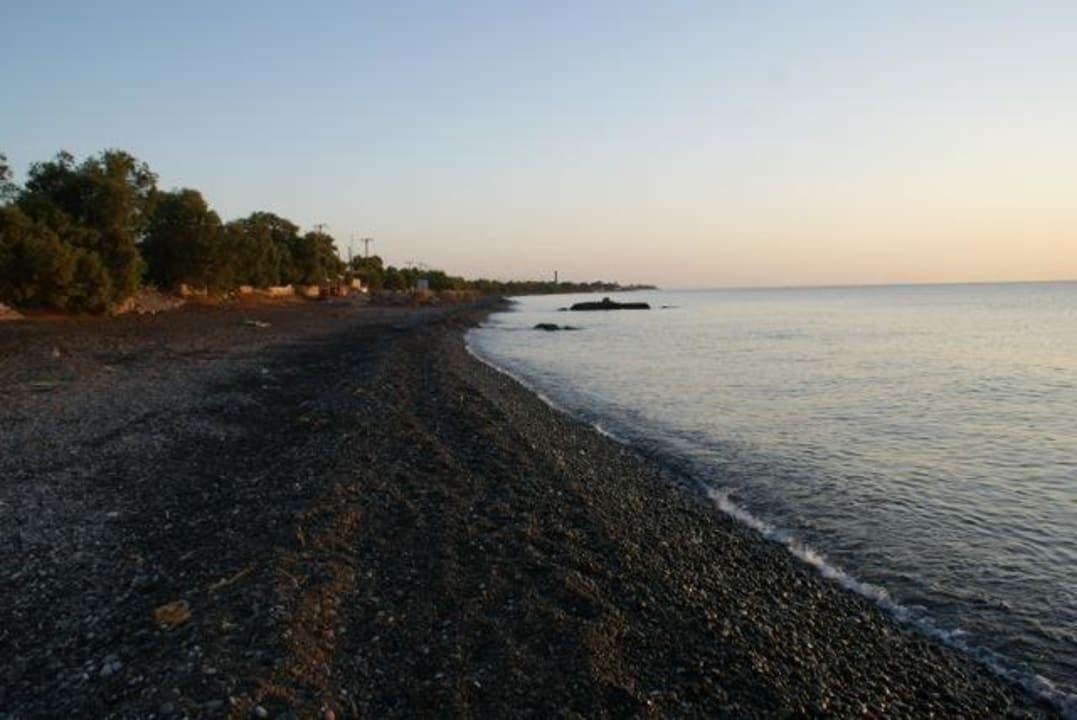 Blick über den leeren Strand nach Norden Sigalas Hotel and Apartments