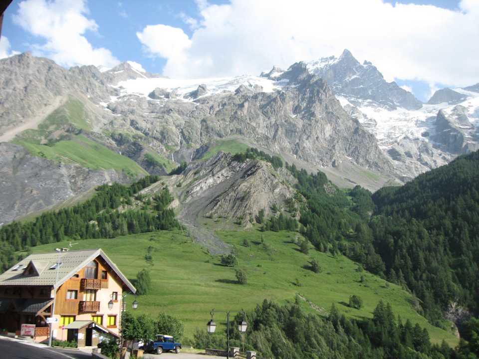 Blick in der Bergwelt vom Balkon Hotel Castillan