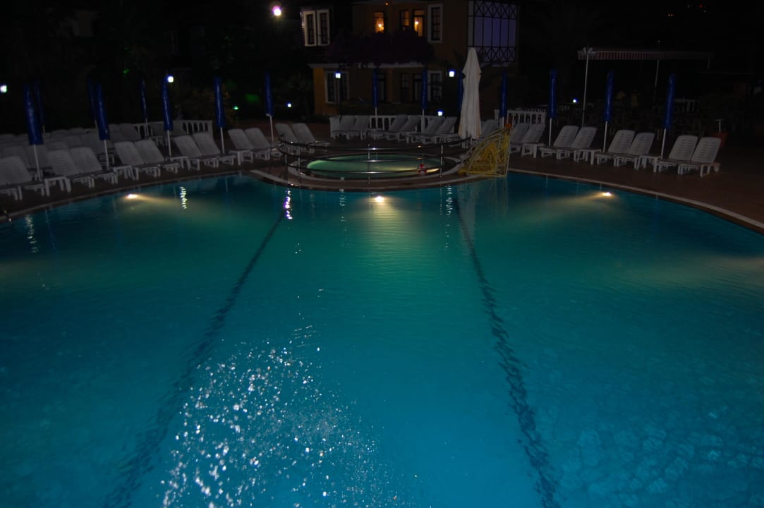 Pool bei Nacht Club Dizalya