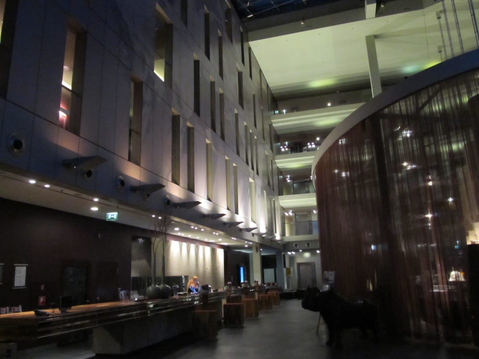 Lobby nachts Radisson Blu Hotel Köln
