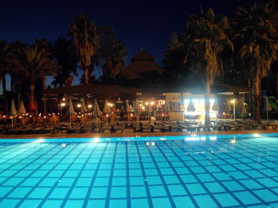 Basen nocą Hotel Meryan