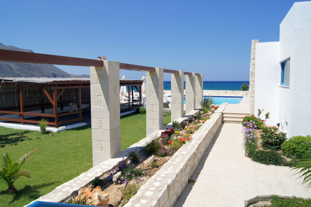 Outside Viglia Beach Apartments