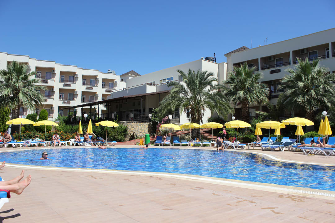 Основной бассейн Aska Bayview Resort