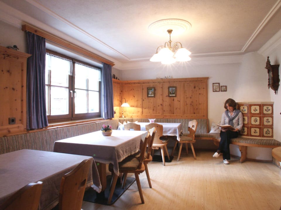 Frühstücksraum mit Kachelofen B&B Garni Griessmair