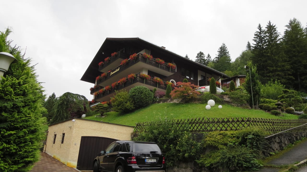 Leicht erhöhte Lage des Hotels Landhaus Sonnenbichl