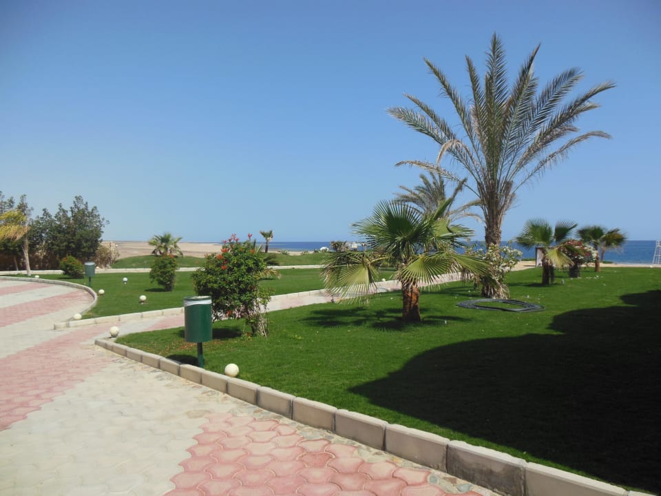 Weg zum Strand Three Corners Sea Beach Resort