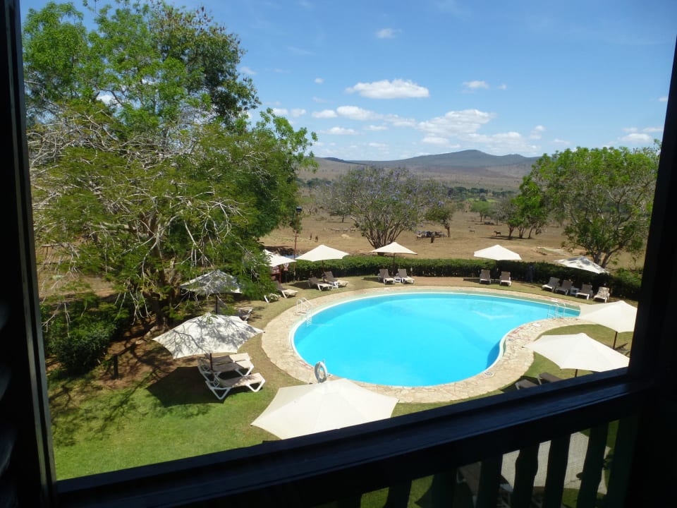 Blick auf den Pool Taita Hills Safari Resort & Spa