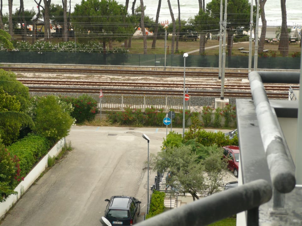 Andere Seite mit Blick auf Bahngleise Hotel Residence Holiday Rendez-Vous