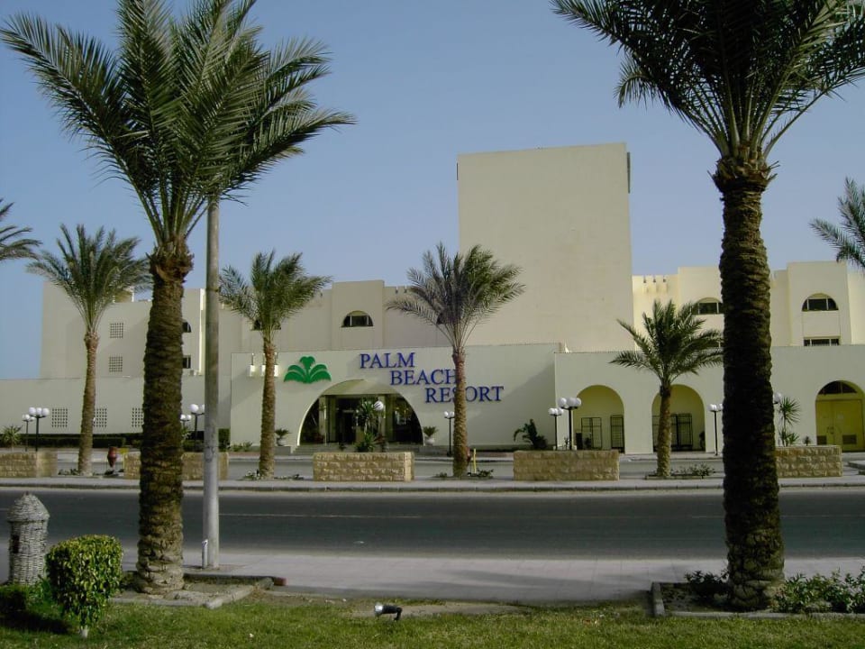 Hotel von der anderen Straßenseite aus Palm Beach Resort