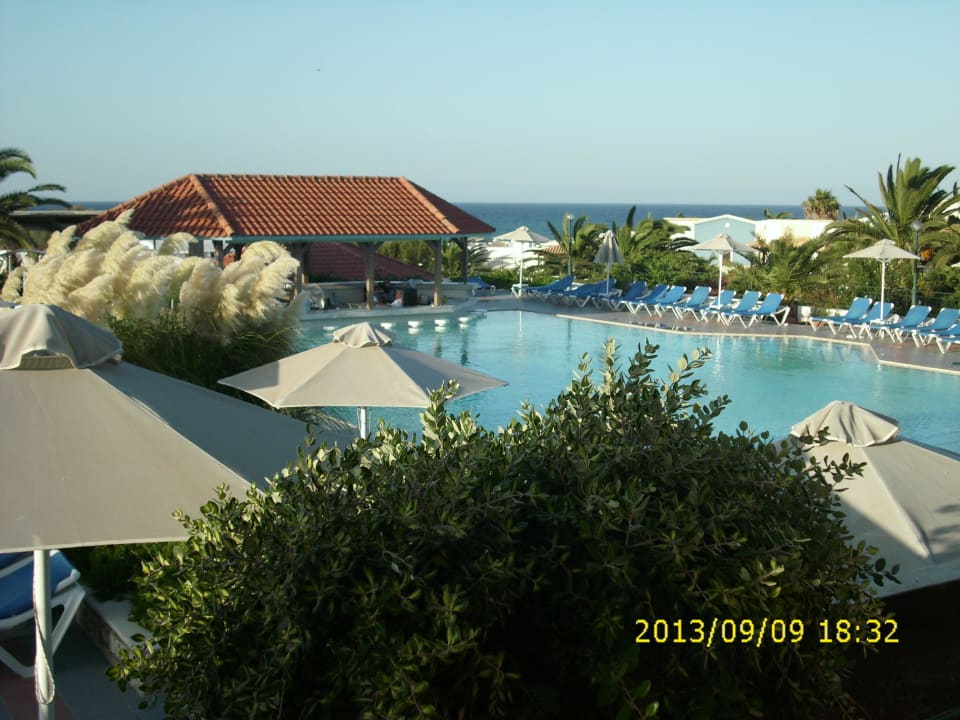 Oberer Pool mit Poolbar Annabelle Beach Resort