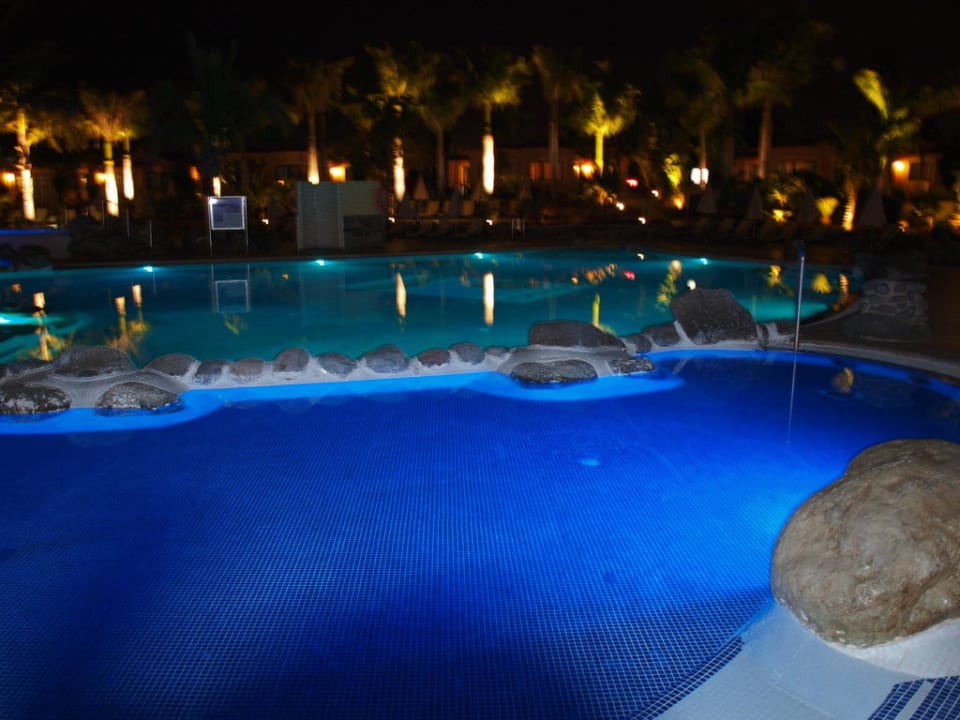 Poolanlage Nachts allsun Hotel Esplendido