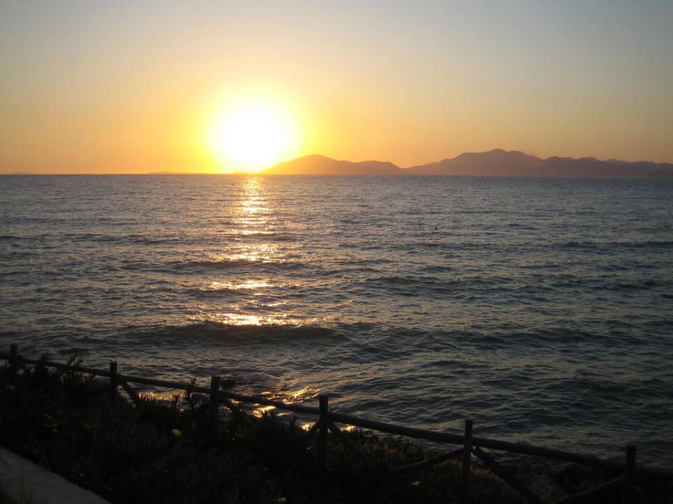 Strand bei Sonnenuntergang Neptune Luxury Resort