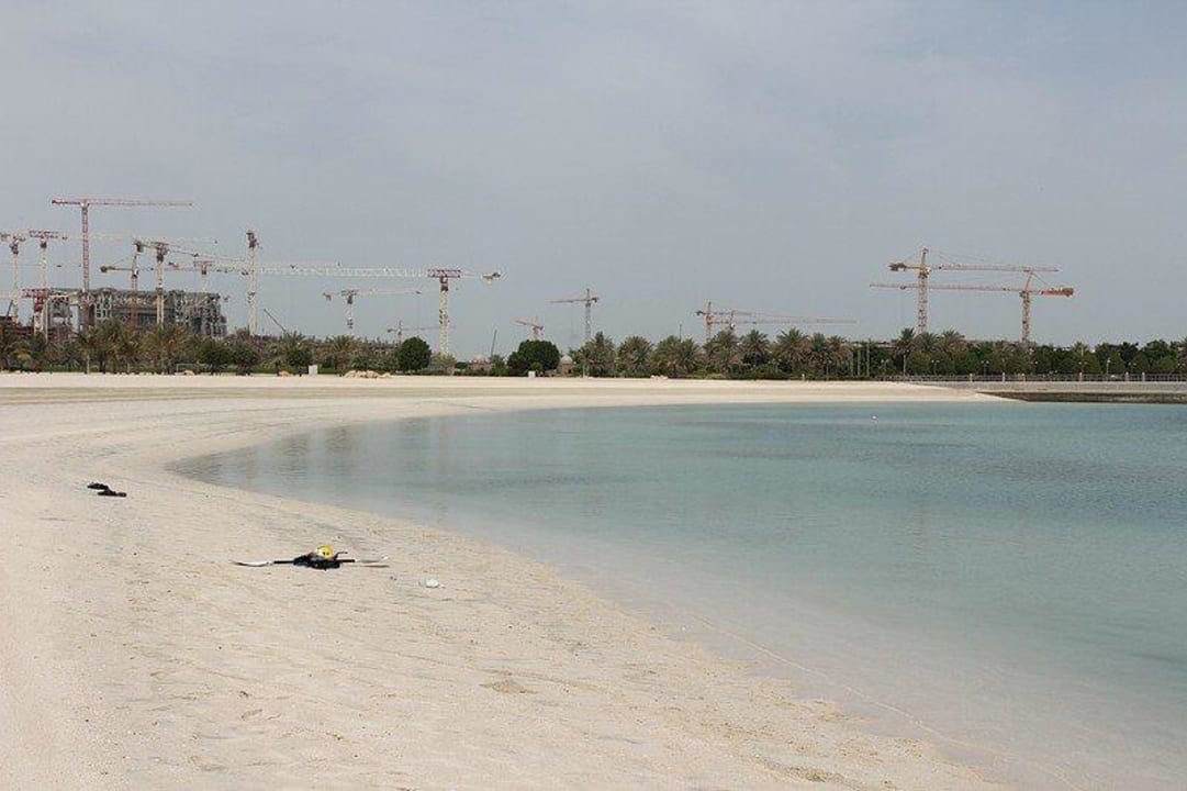 Strand nach links Richtung Yachthafen Emirates Palace Mandarin Oriental