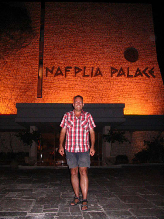 Der Beurteilende vor dem Hotel  Nafplia Palace Hotel & Villas