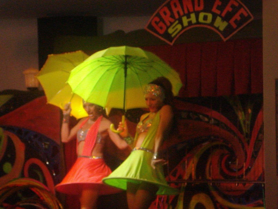 Show mit Tanz und Schlangen Hotel Grand Efe