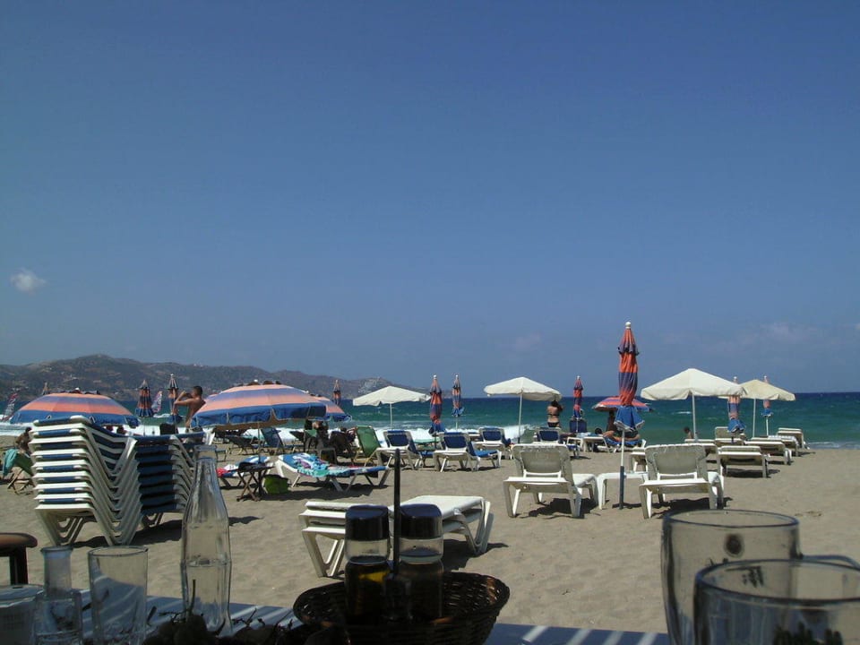 Blick von Taverne Corolli zum Strand Yianna Caravel By Checkin