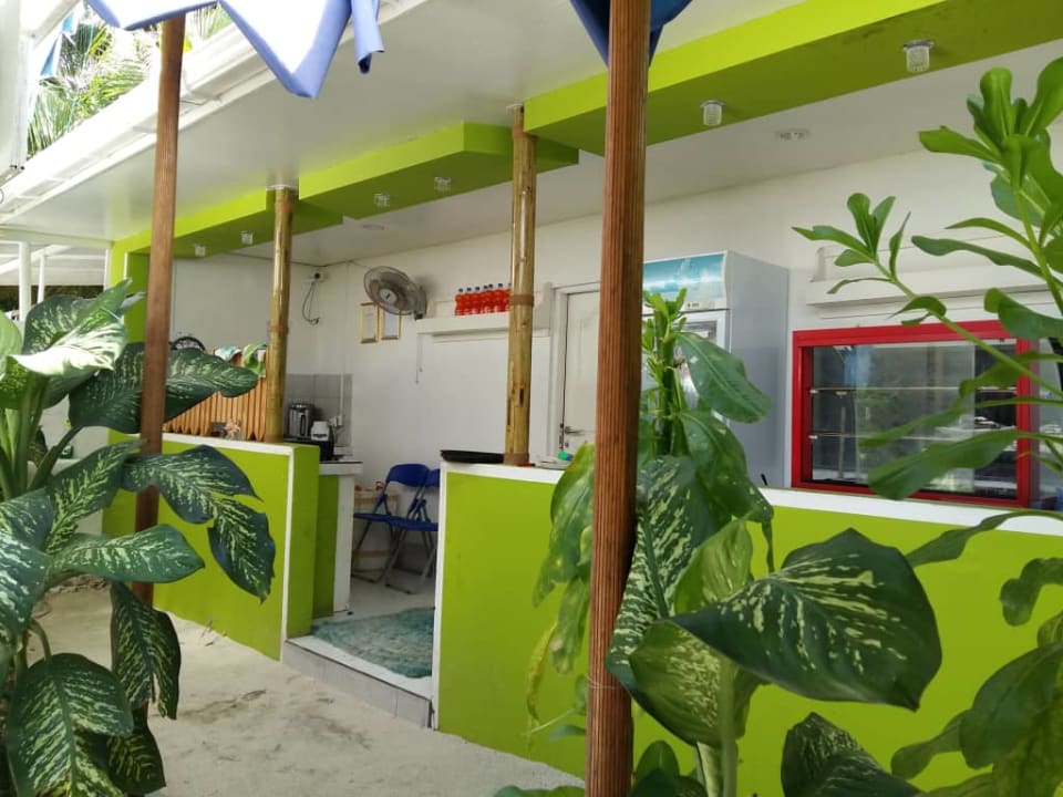 Tu wydają posiłki i zmywają New Breeze Thoddoo Inn