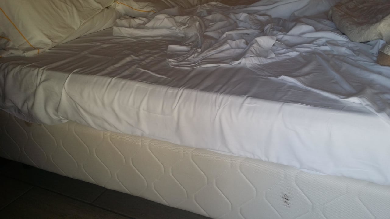 Das dreckige Bett im Deluxe Zimmer Il Parco Degli Ulivi