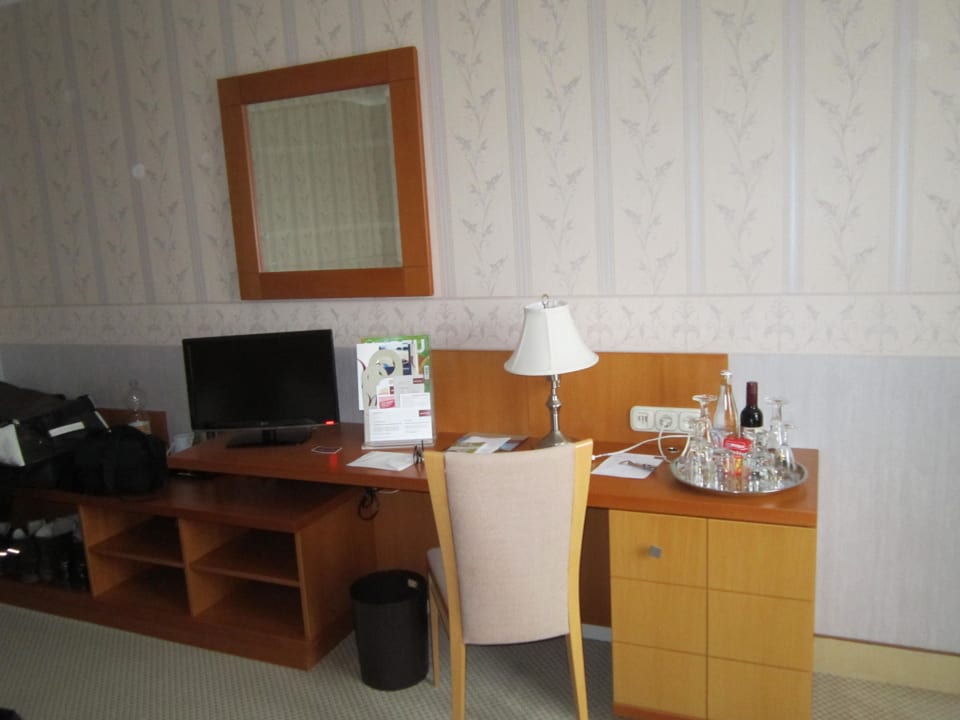 Minibar und Schreibtisch Parkhotel Görlitz