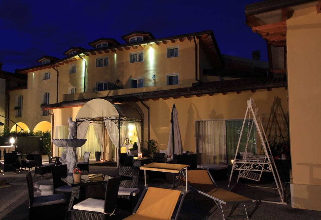 Borgo di notte Hotel Borgo dei Poeti Wellness Resort