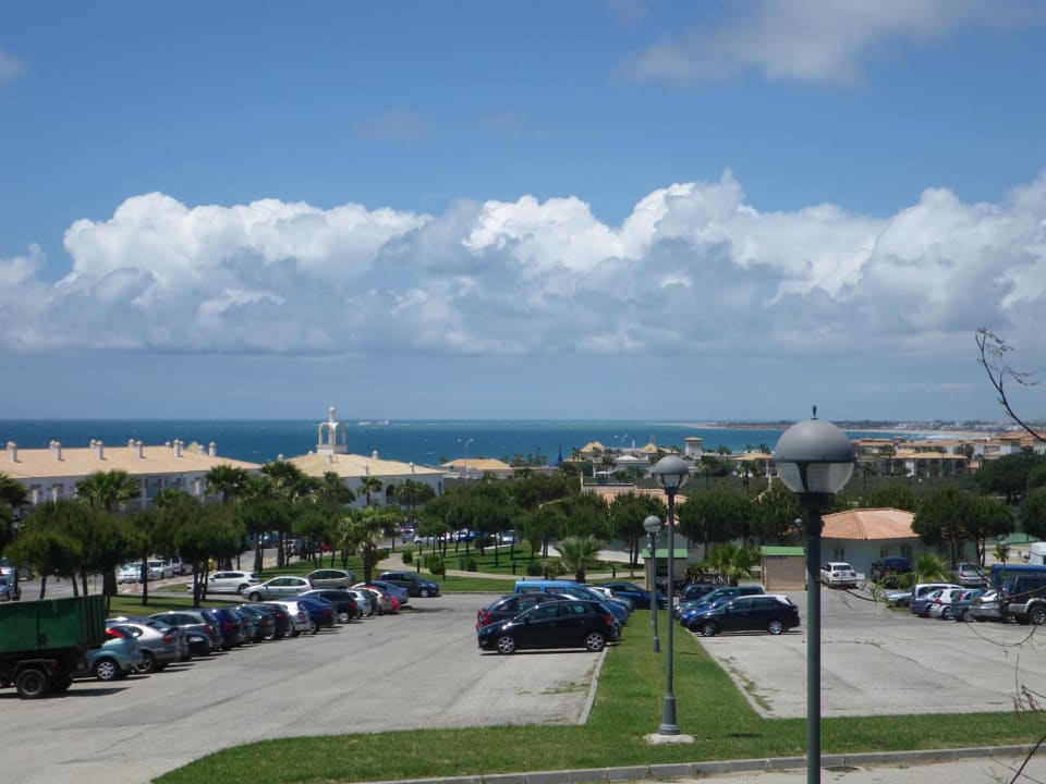 Blick vom Parkplatz auf Hotel und Meer Hotel Riu Chiclana