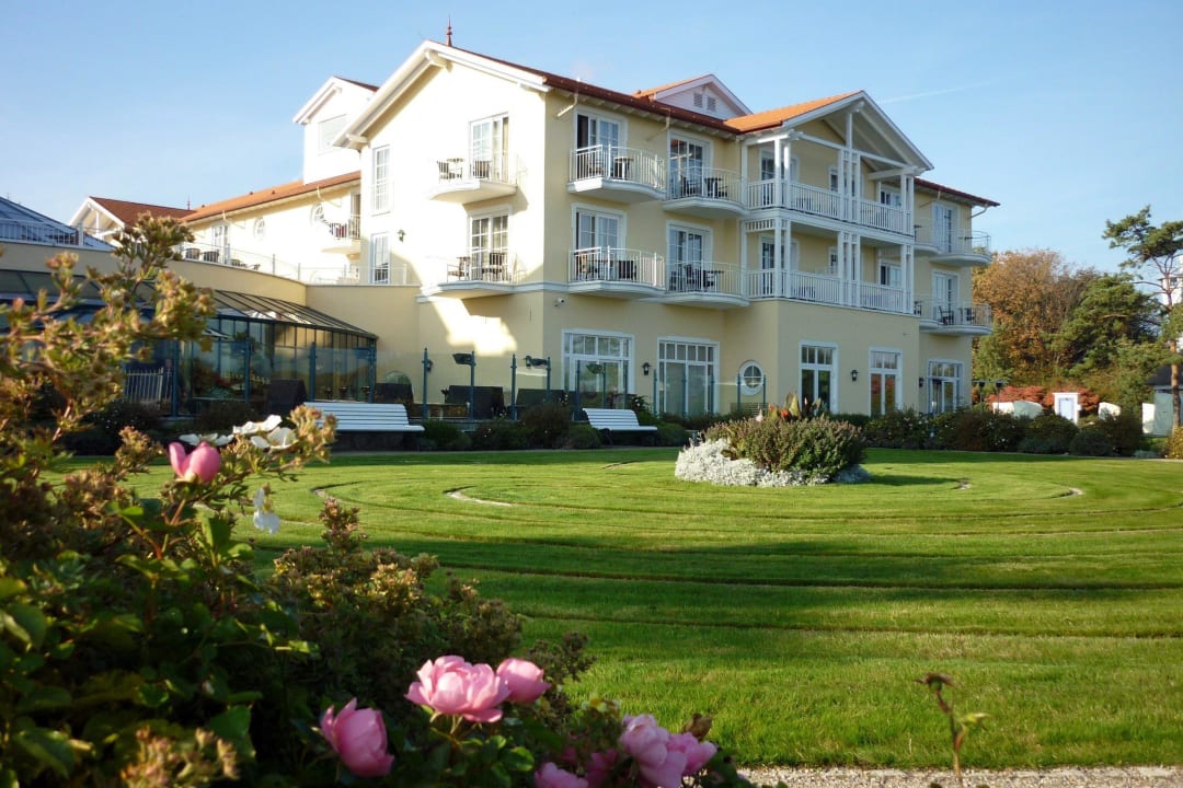 Blick von der Strandpromenade auf das Hotel A-ROSA Ostseehotel Kühlungsborn