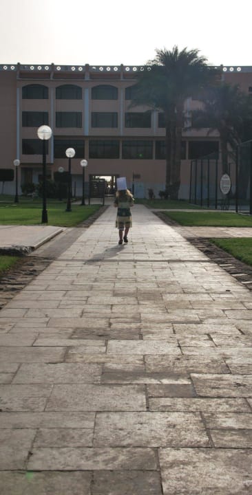 Auf dem Weg zum Haupthaus. Beach Albatros Resort