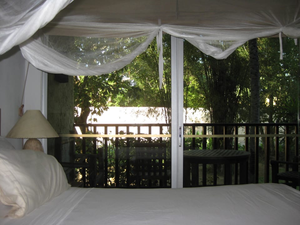 Blick über das Bett auf die Veranda Wyndham Hua Hin Pranburi Resort & Villas