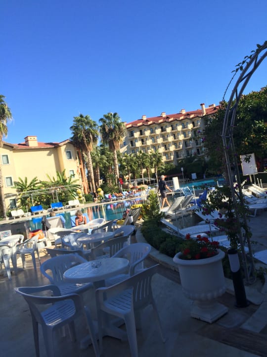 Bar + Pool + Hauptbaus  Miramare Queen Hotel