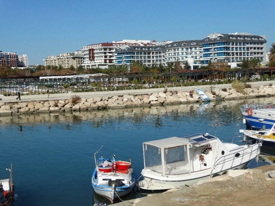 Blick vom Hafen auf das Hotel und Nachbarhotels Adalya Ocean Deluxe