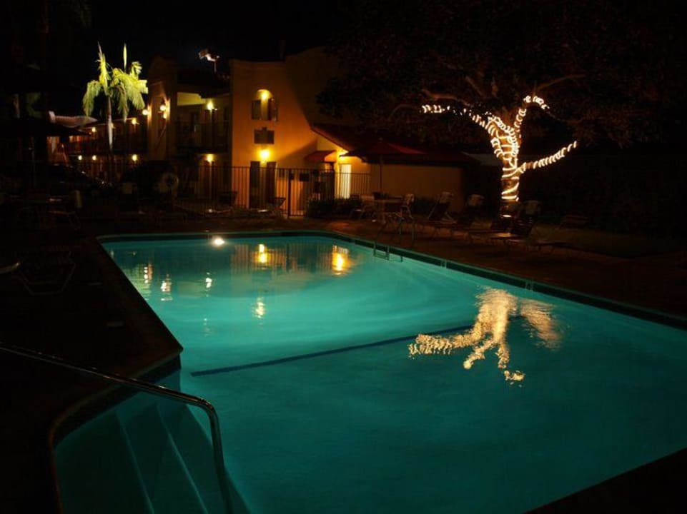 Pool vom Best Western nachts Lamplighter Inn and Suites