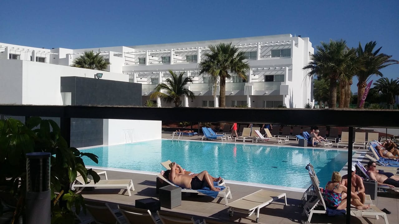 Zarte Geschöpfe vor dem Pool Sentido Aequora Lanzarote Suite