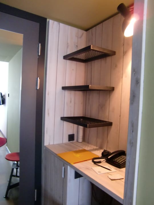 Offene Ablage für Bekleidung Zi. 230 25hours Hotel Wien beim MuseumsQuartier