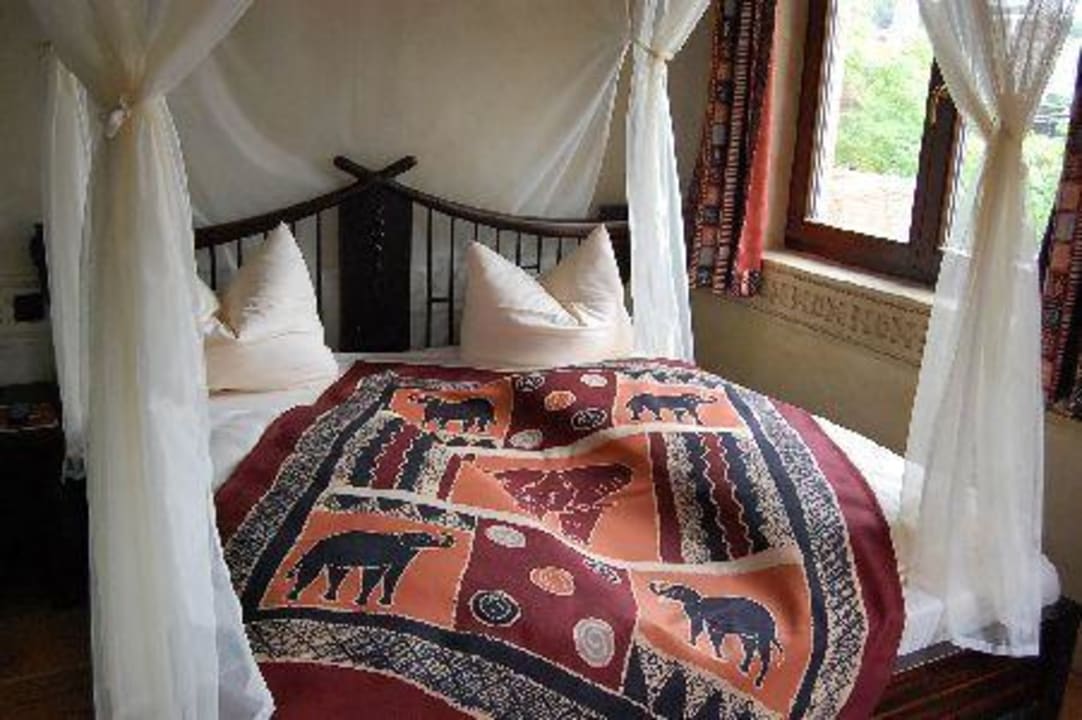 Bett mit angedeutetem Himmel Hotel Matamba - Phantasialand Erlebnishotel